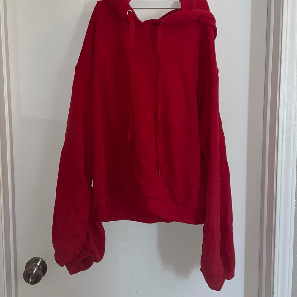 Red sweatshirt with hoodie with detailed sleeve